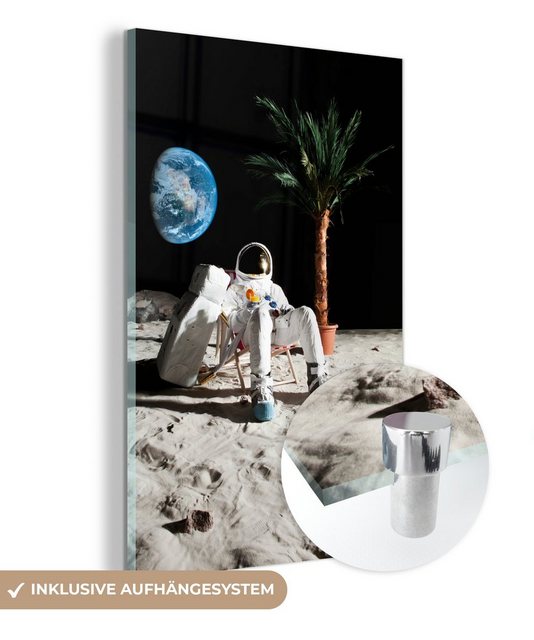 MuchoWow Acrylglasbild Astronaut - Mond - Palme - Liegestuhl, (1 St), Glasbilder - Bilder auf Glas Wandbild - Foto auf Glas - Wanddekoration