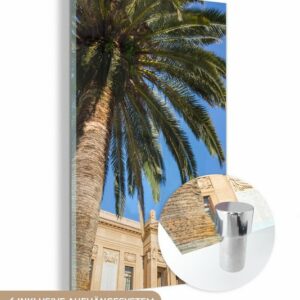 MuchoWow Acrylglasbild Eine Palme vor einem Hotel in Messina Sizilien Italien, (1 St), Glasbilder - Bilder auf Glas Wandbild - Foto auf Glas - Wanddekoration