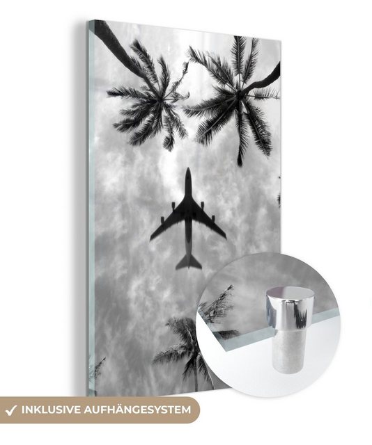 MuchoWow Acrylglasbild Flugzeug fliegt über Palmen - schwarz und weiß, (1 St), Glasbilder - Bilder auf Glas Wandbild - Foto auf Glas - Wanddekoration
